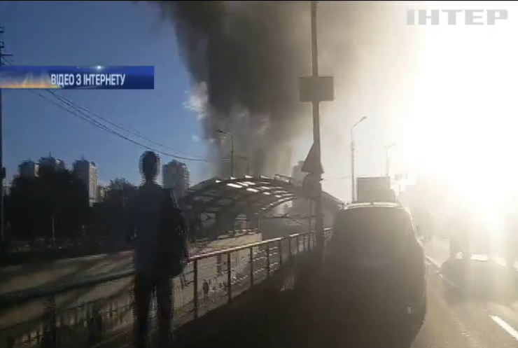 У Києві на ринку згоріли МАФи (відео)