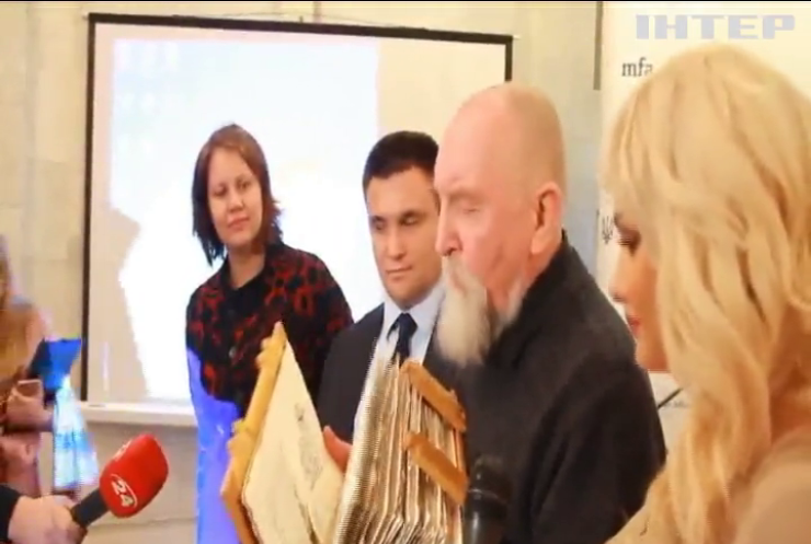В Естонії українці представили унікальну книгу з саморобного паперу