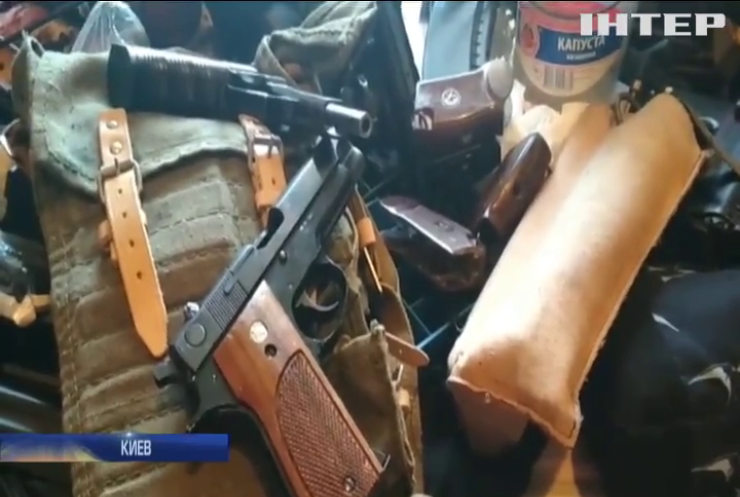В Киеве накрыли квартиру со складом оружия