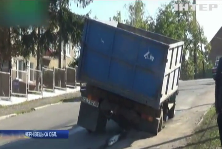 На Буковині вантажівка із зерном провалилася під асфальт (відео)