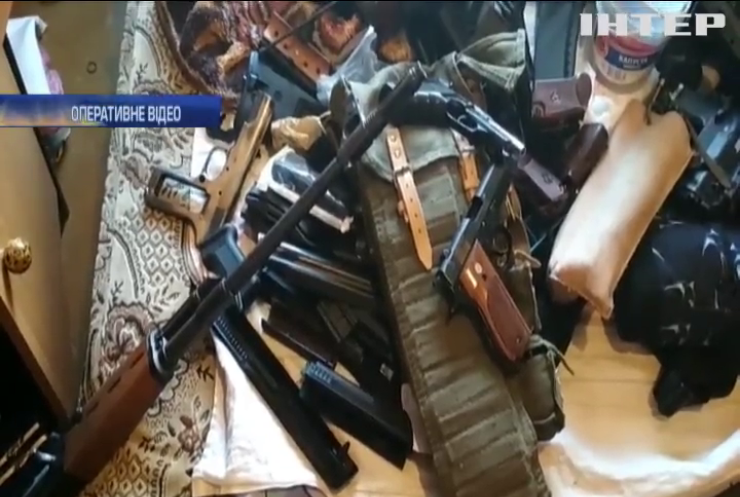 Житель Києва зберігав вдома арсенал зброї (відео)
