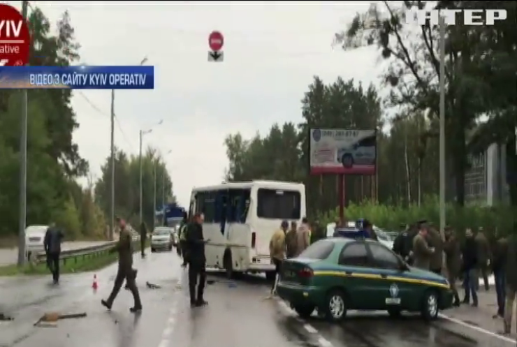 На Київщині маршрутка зіткнулася з автобусом Нацгвардії