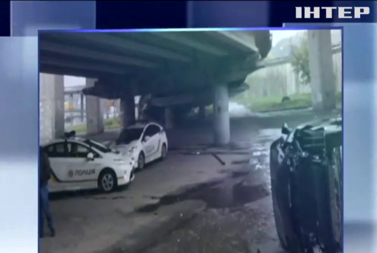 У Києві авто з малою дитиною злетіло з дороги