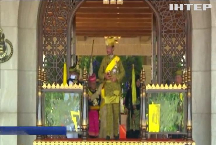 Султан Брунею святкує 50-річчя свого правління