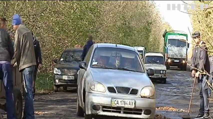 На Черкащині місцеві жителі самі латають ями на дорогах