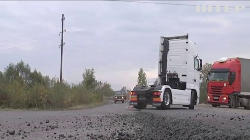 В Закарпатській області будівництво доріг призупинено через відсутність асфальту
