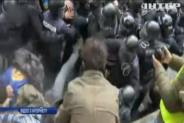 Зіткнення біля Верховної Ради: активісти блокували виходи до парламенту