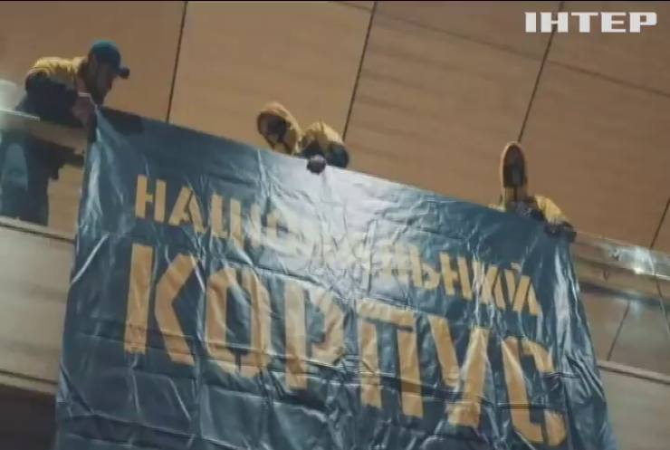 Столкновения под Верховной Радой: Порошенко осудил захват вертолетной площадки