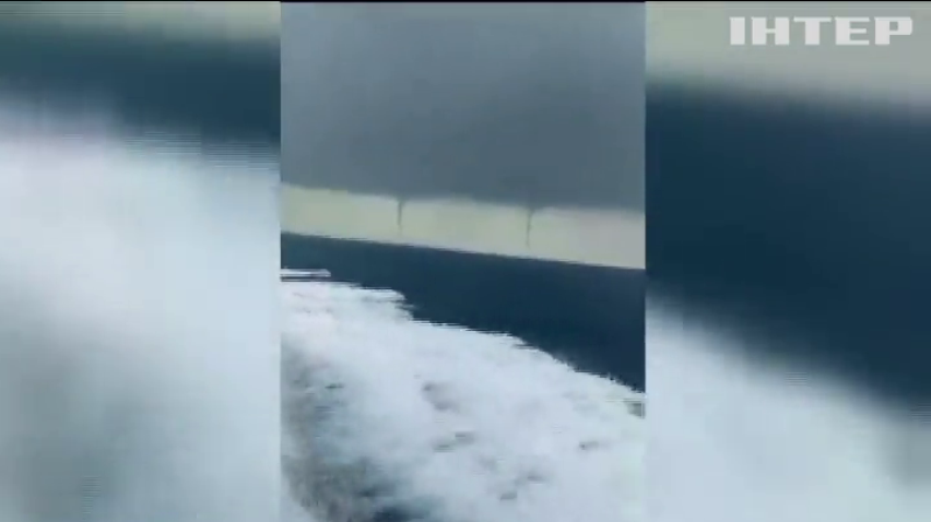В Індонезії зняли на відео рідкісне потрійне торнадо