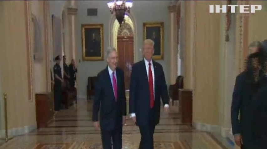 Трампа закидали російськими прапорцями