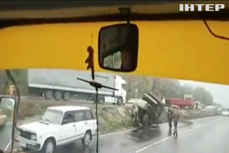 На Київщині цистерна з аміаком не розминулася з вантажівкою (відео)