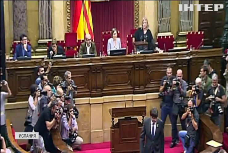 Испания приостанавливает автономию Каталонии в ответ на провозглашение независимости