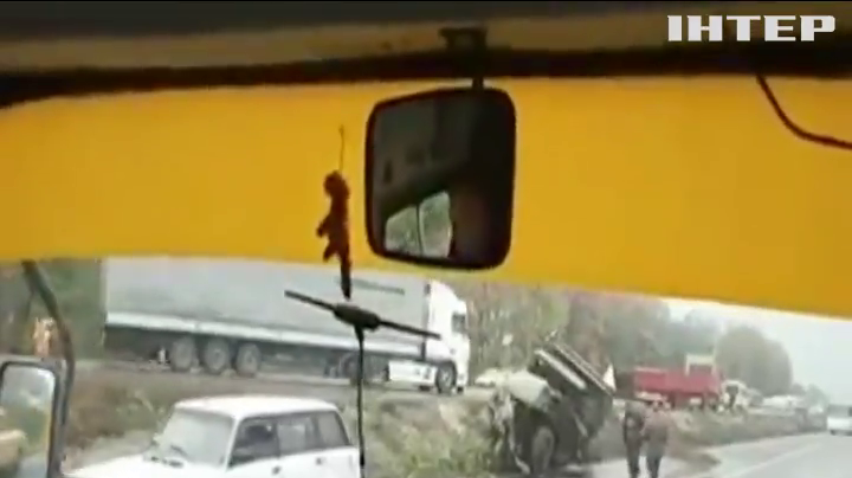 На Київщині цистерна з аміаком не розминулася з вантажівкою (відео)