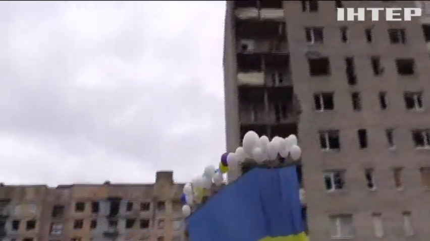 Под Авдеевкой в небо на шарах запустили огромный флаг Украины