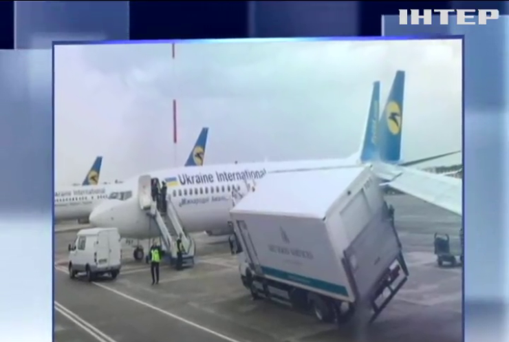 В аеропорту "Бориспіль" літак протаранив вантажівку