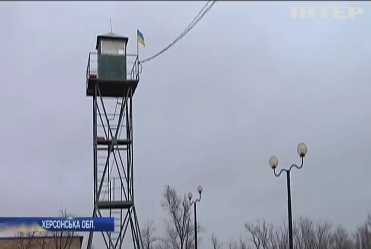 У Криму російські окупанти стягнули до кордону військову техніку