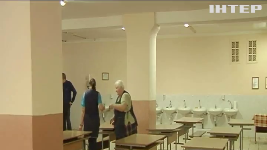 Масове отруєння в Чернівцях: через недбальство кухарів постраждали діти