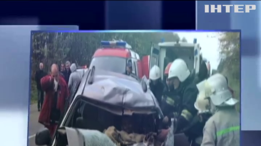 На Львівщині пасажирський автобус не розминувся з легковиком (відео)