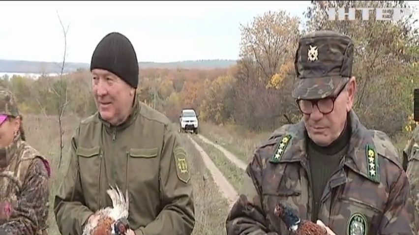 Мисливці Запоріжжя випустили в лісові угіддя фазанів (відео)