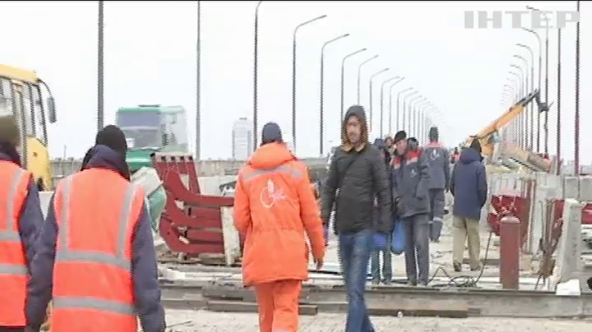 Принизлива служба: у Дніпрі солдатів строкової служби відрядили будувати міст
