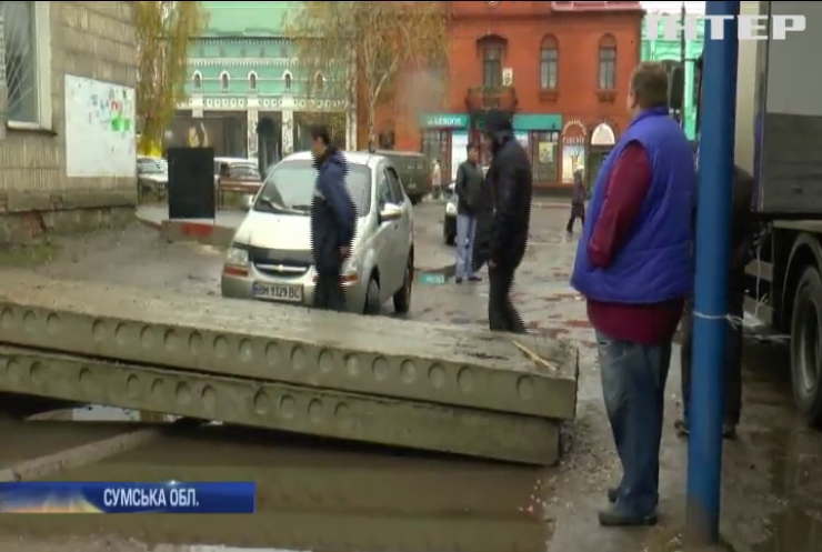 Підприємців на Сумщині змушують полагодити дорогу біля своїх магазинів