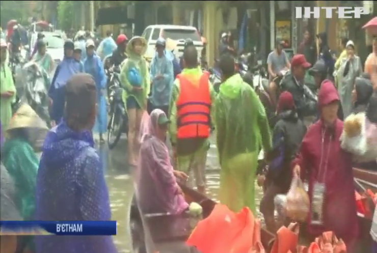 Тайфун у В'єтнамі: із зони лиха евакуювали 30 тисяч людей