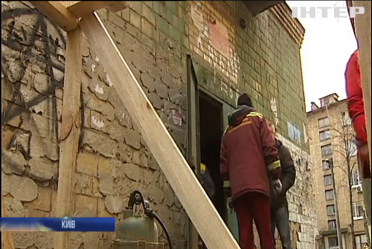 Будинок у Києві затоплює аварією тепломережі (відео)
