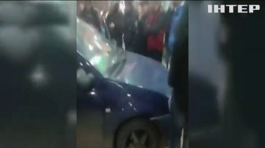 Шоппинг, не выходя из машины: в Харькове мужчина проехался на авто по супермаркету (видео)