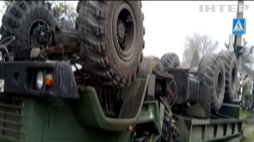 У Запоріжжі машина військових перекинулась на перехресті