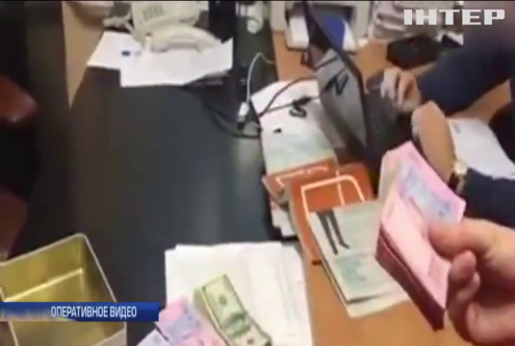 Бизнесмен принес полицейскому взятку в коробочке из-под конфет