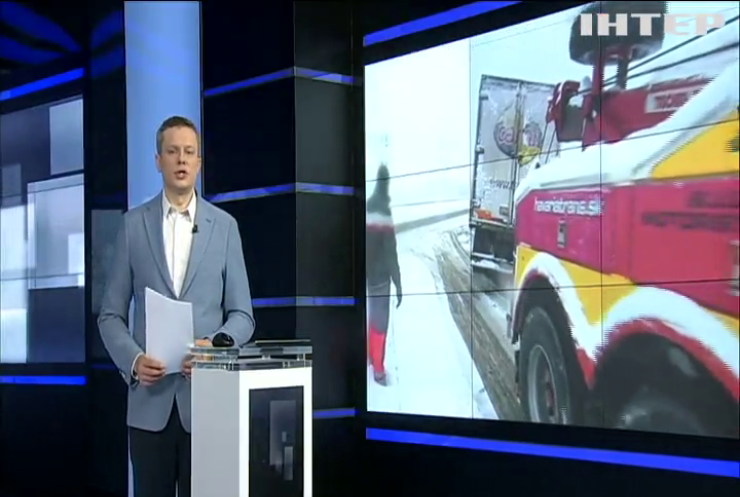 У сніговому полоні: негода спричинила у Словаччині транспортний колапс