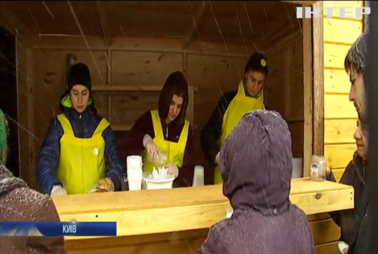 У Києві підлітки-волонтери допомогли нагодувати малозабезпечених пенсіонерів