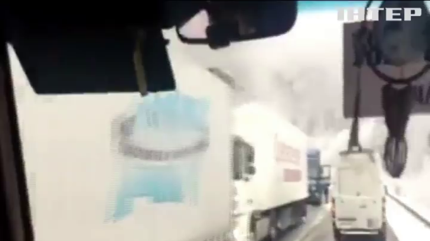 Занесенные снегом: на Закарпатье в километровых пробках мерзнут сотни водителей