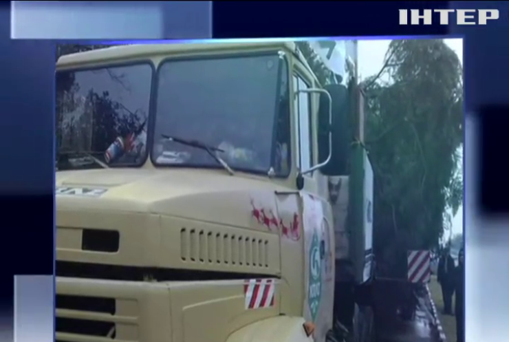 Главная елка Украины застряла в киевских пробках 
