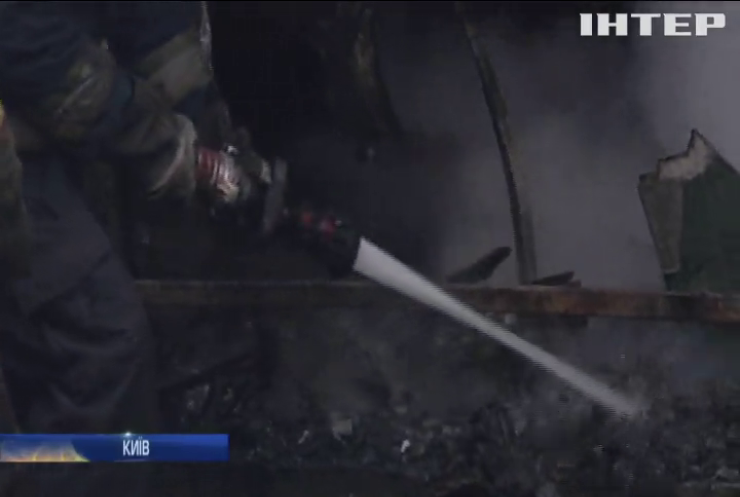 У Києві пожежа знищила чотириповерховий будинок