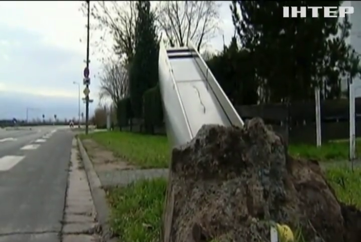 У Німеччині зловмисник на тракторі навмисно збивав дорожні камери