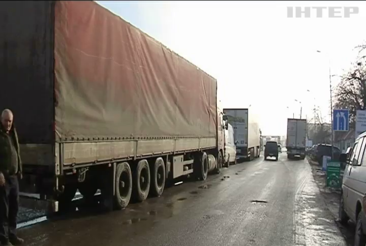 На кордоні з Румунією застрягли сотні вантажівок
