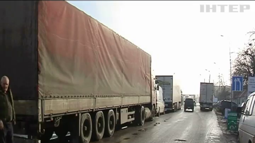 На кордоні з Румунією застрягли сотні вантажівок