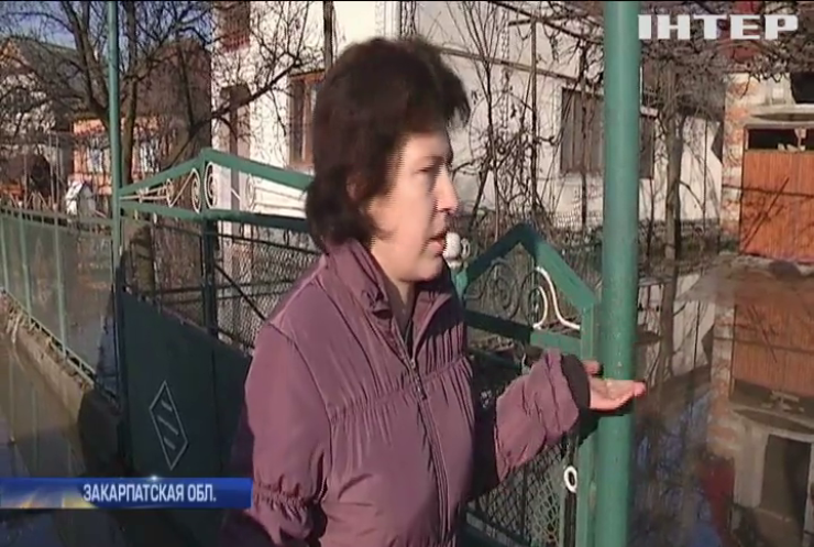 На Закарпатье жители затопленных домов заблокировали трассу (видео)