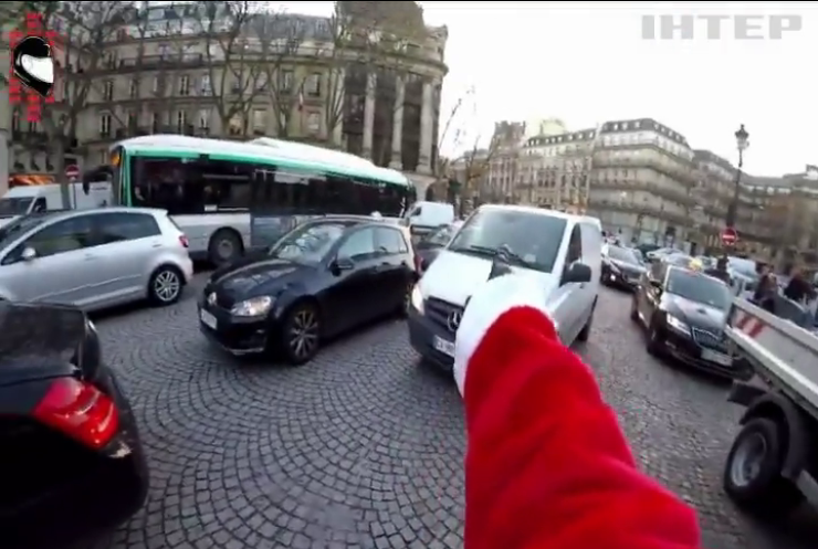 В Парижі Санта Клаус на мотоциклі переслідував водія - порушника (відео)