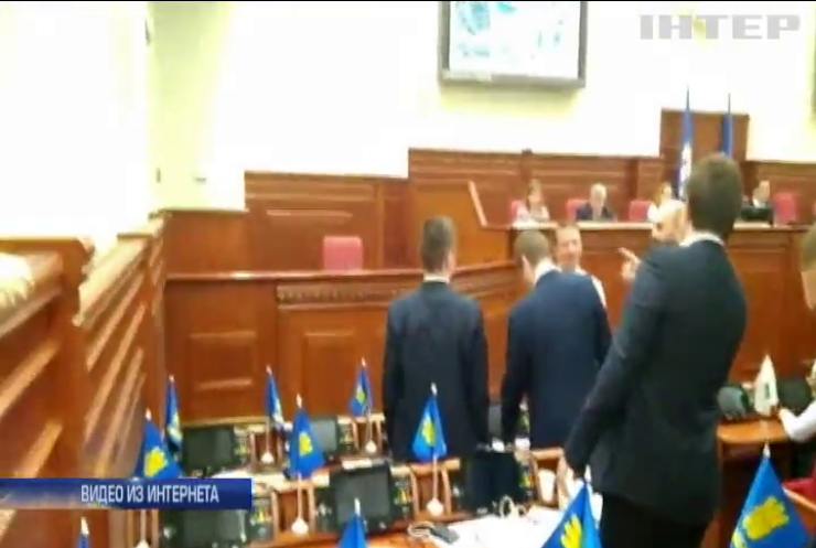 Как снег на голову: в Киевсовете во время заседания обрушился потолок (видео)