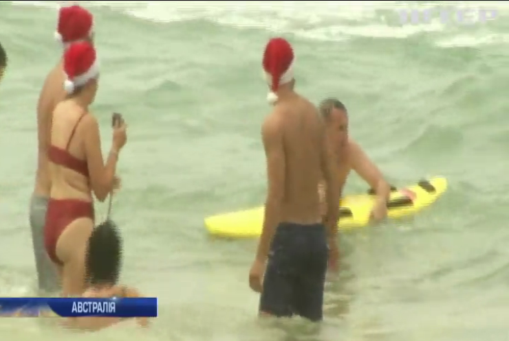 Мешканці Сіднея зустріли Санта-Клауса в купальниках на пляжі