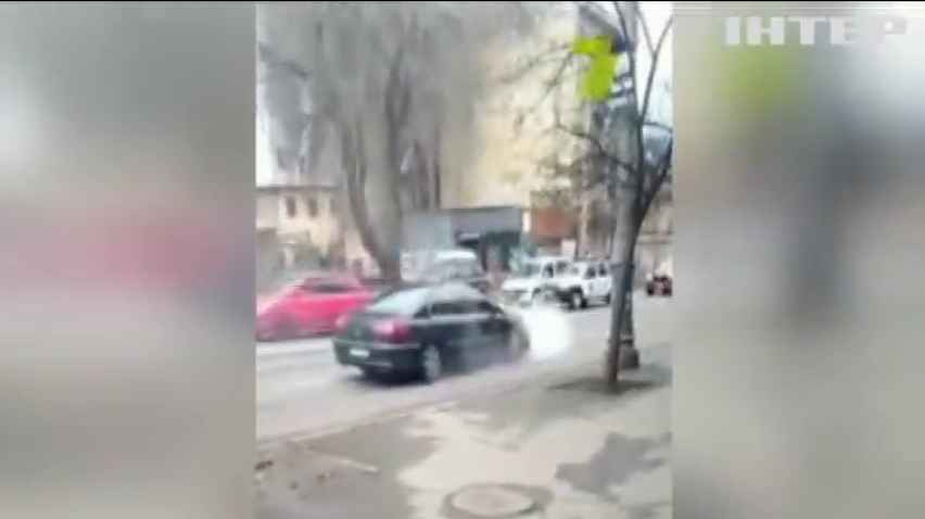 В Одессе пьяный водитель протаранил витрину супермаркета (видео)