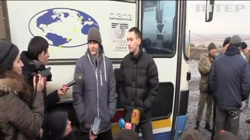 Освобождение заложников: 73 украинца возвращаются из плена домой