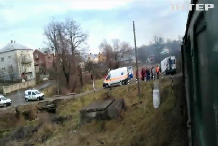 На Львовщине электричка протаранила машину "скорой помощи" (видео)