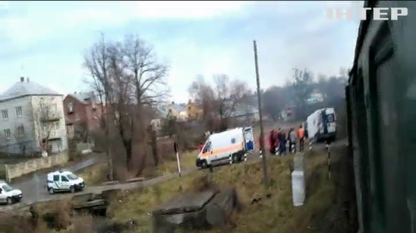 На Львовщине электричка протаранила машину "скорой помощи" (видео)