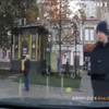 В Киеве полицейский напал на автомобиль