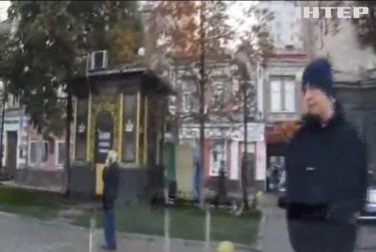 В Киеве полицейский напал на автомобиль