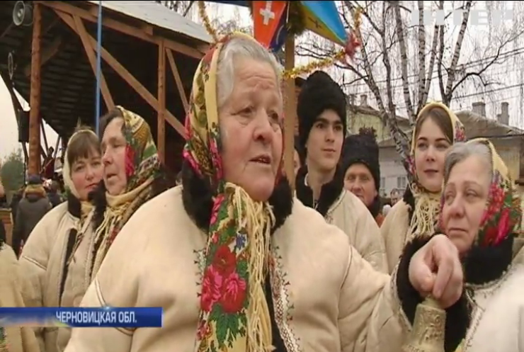 "Большая коляда в маленьком городе": в Вижнице провели фестиваль народных обычаев
