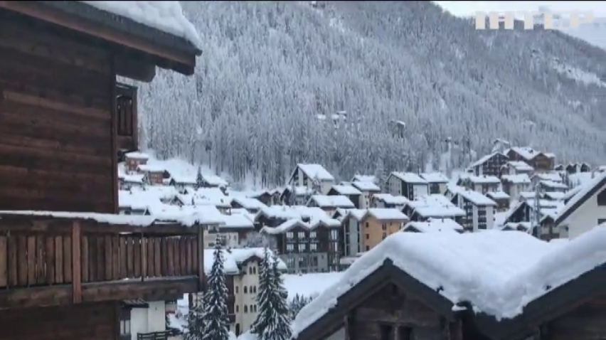 Курорт Швейцарии отрезало от мира снегопадами (видео)